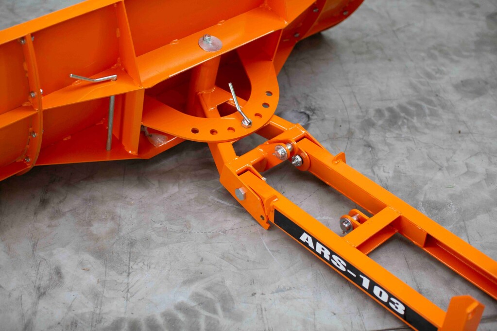 Přední shrnovací radlice s hydraulickým válcem