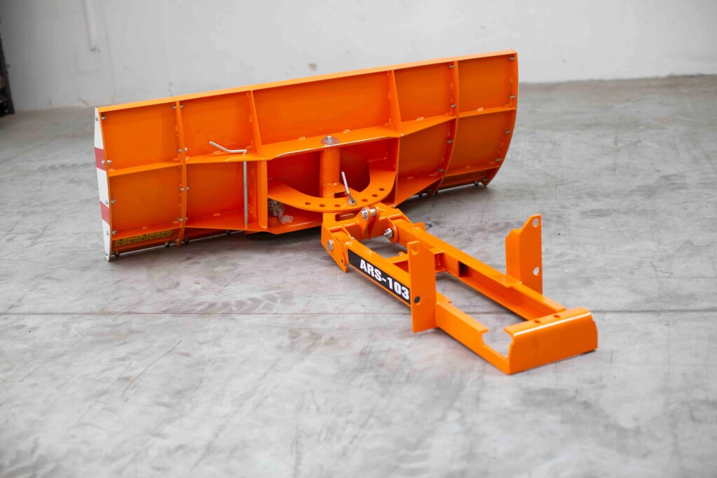 Přední shrnovací radlice s hydraulickým válcem